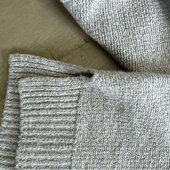 NWOT Women's A&F Abercrombie Madeline Textural Crew Sweater XS Sand - Picture 4 of 4